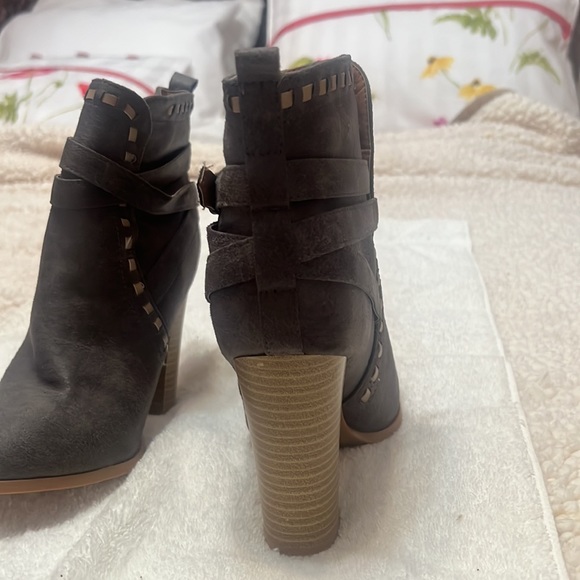 Gray suede boots - Picture 2 of 2